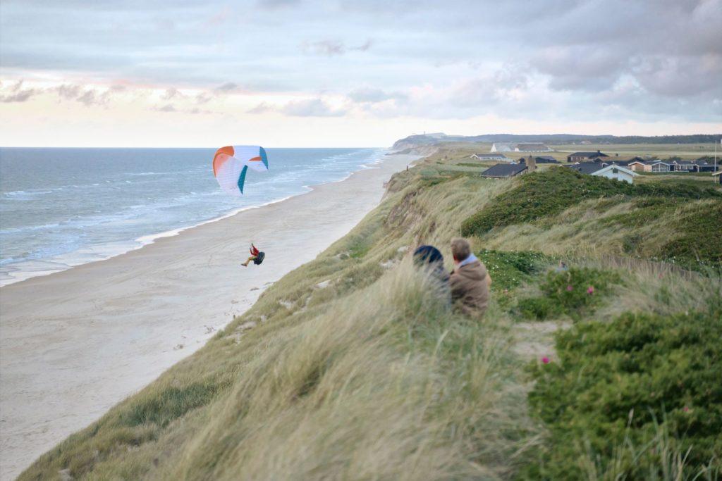 Paraglider an der Küste von Jütland. 